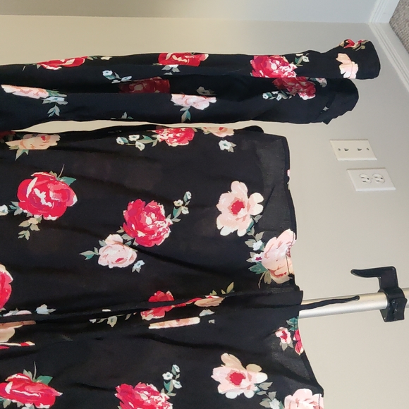 Black blouse with roses - Picture 2 of 8